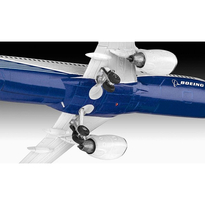 Boeing 737-800 - uszkodzone pudełko - fot. 3